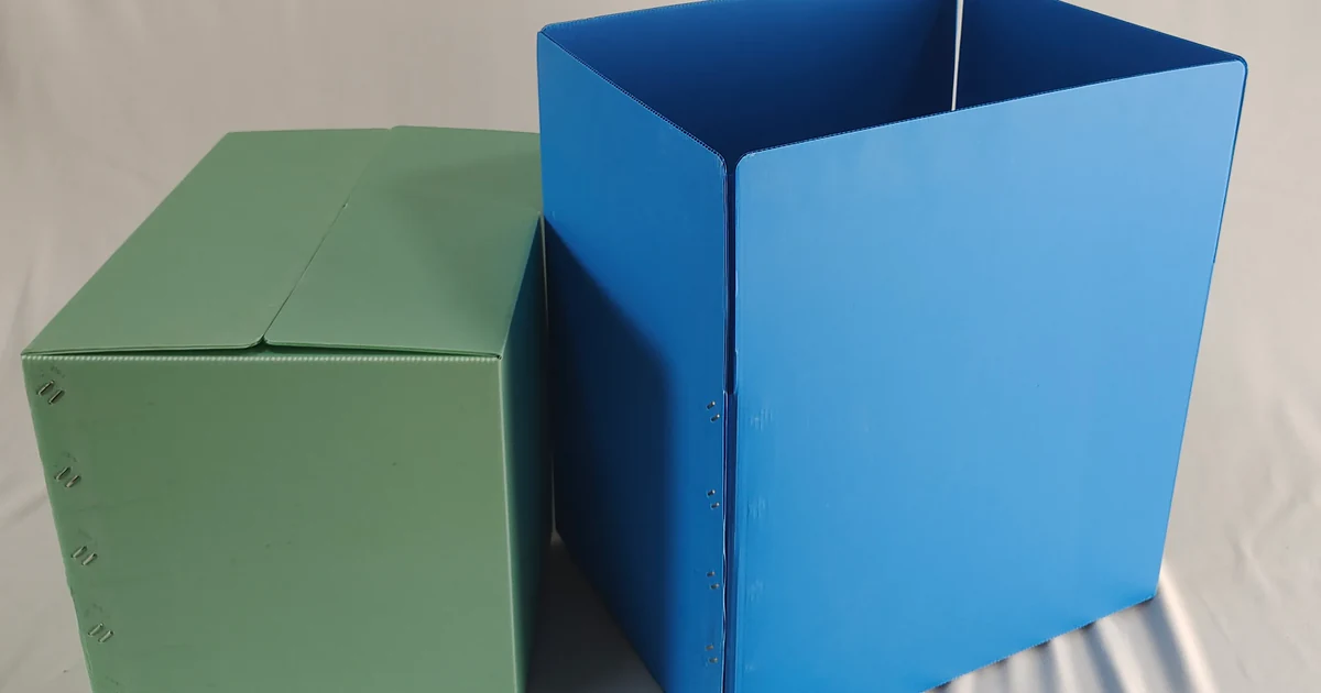 Assembled and flat-packed PP corrugated box samples for quotation planning