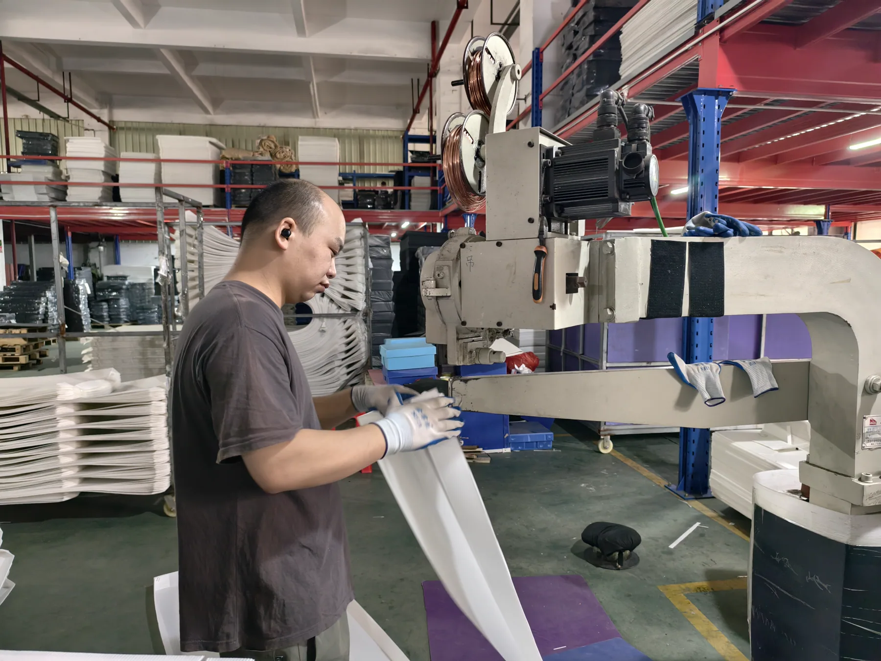Operator assembling a custom PP corrugated box at the Jinmai factory