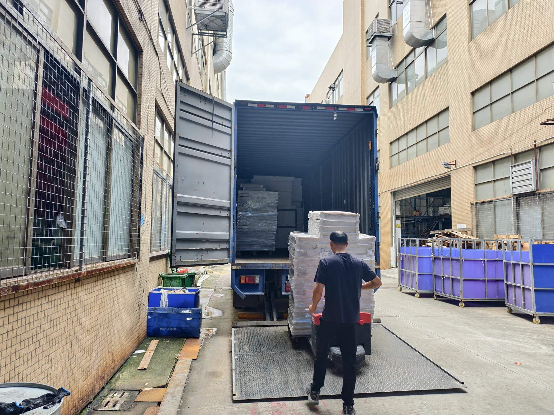 Custom PP corrugated packaging being loaded for delivery at the Jinmai factory